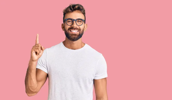 Junger Hispanischer Mann Lässiger Kleidung Und Brille Zeigt Mit Finger — Stockfoto