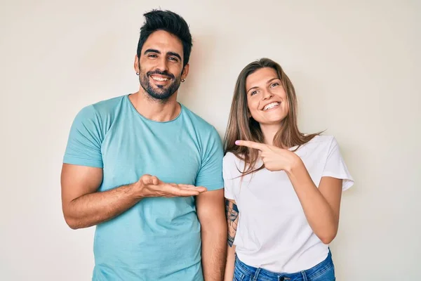 Bella Giovane Coppia Fidanzato Fidanzata Insieme Stupito Sorridente Fotocamera Mentre — Foto Stock