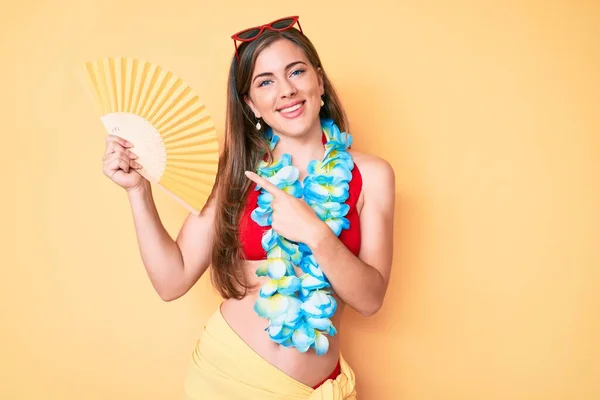Schöne Junge Kaukasische Frau Trägt Sommerlook Und Hält Den Handfächer — Stockfoto