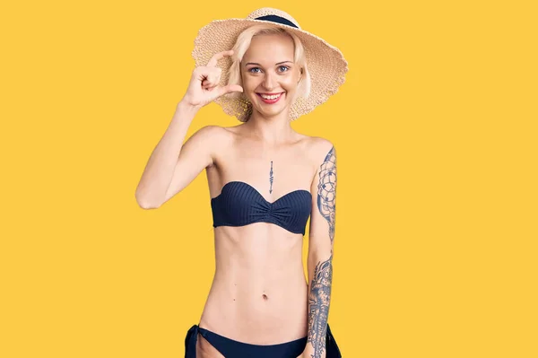 Fiatal Szőke Tetoválás Visel Bikini Nyári Kalap Mosolygós Magabiztos Gesztus — Stock Fotó