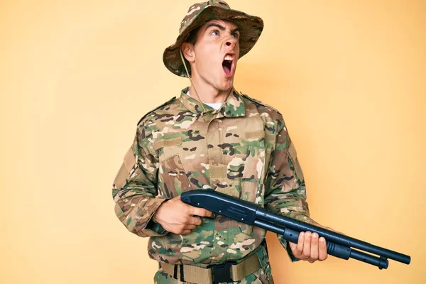 Молодой Красивый Мужчина Камуфляжной Армейской Униформе Держит Дробовик Злой Безумный — стоковое фото