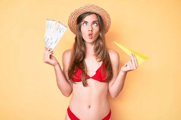 Joven Hermosa Mujer Caucásica Con Bikini Sombrero Sosteniendo Avión Papel —  Fotos de Stock
