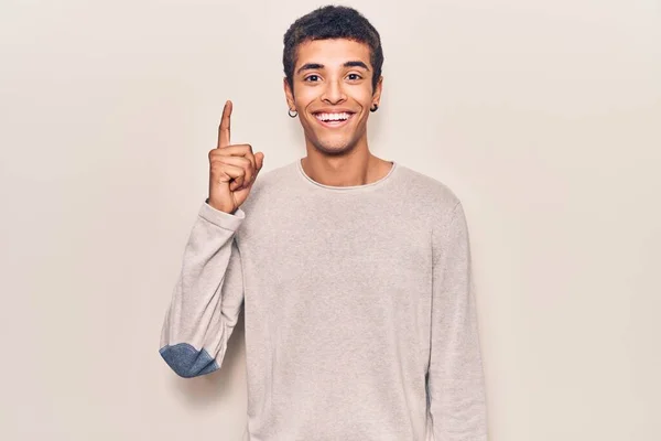 Молодий Афроамериканський Чоловік Повсякденному Одязі Вказує Пальцем Успішну Ідею Вичерпаний — стокове фото