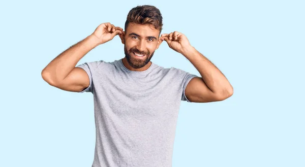 Giovane Uomo Ispanico Indossa Abiti Casual Sorridente Tirando Orecchie Con — Foto Stock