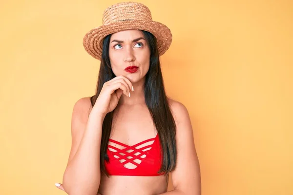 Junge Schöne Kaukasische Frau Mit Bikini Und Hut Die Konzentriert — Stockfoto