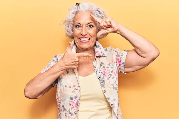 Donna Anziana Dai Capelli Grigi Che Indossa Abiti Casual Sorridendo — Foto Stock