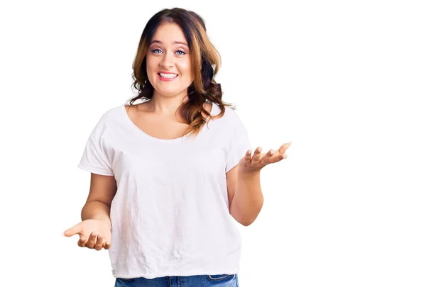 Joven Hermosa Mujer Caucásica Vistiendo Camiseta Blanca Casual Sonriendo Alegre — Foto de Stock