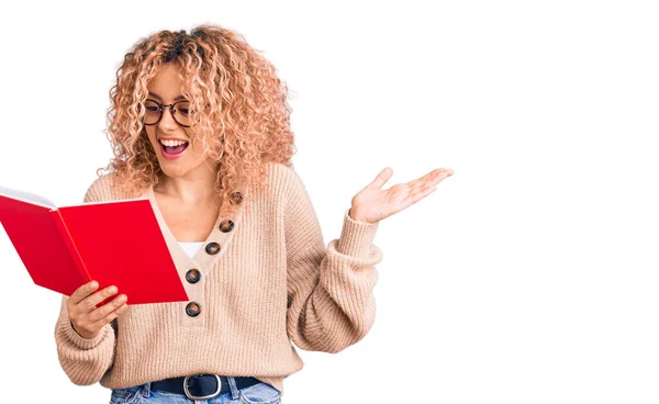 Jeune Femme Blonde Aux Cheveux Bouclés Portant Des Lunettes Livre — Photo