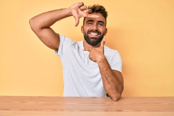 Joven Hombre Hispano Con Ropa Casual Sentado Mesa Sonriendo Haciendo — Foto de Stock