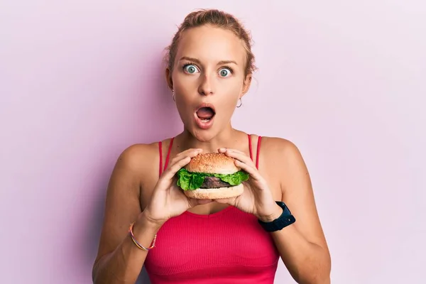 Bella Donna Caucasica Mangiare Gustoso Hamburger Classico Spaventato Scioccato Con — Foto Stock