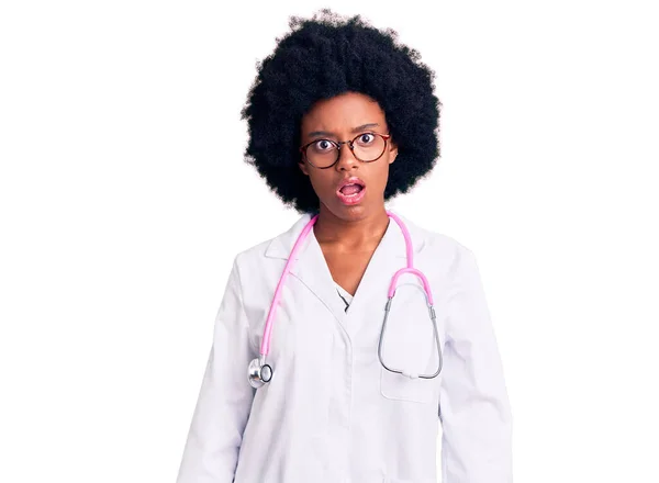 Mujer Afroamericana Joven Vistiendo Abrigo Médico Estetoscopio Cara Choque Con — Foto de Stock