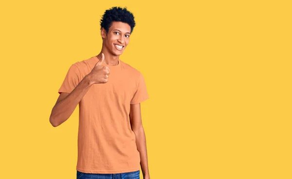 Jovem Afro Americano Vestindo Roupas Casuais Fazendo Polegares Felizes Gesto — Fotografia de Stock