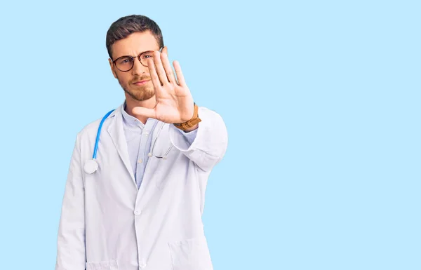 Bonito Jovem Com Urso Vestindo Uniforme Médico Fazendo Parar Cantar — Fotografia de Stock