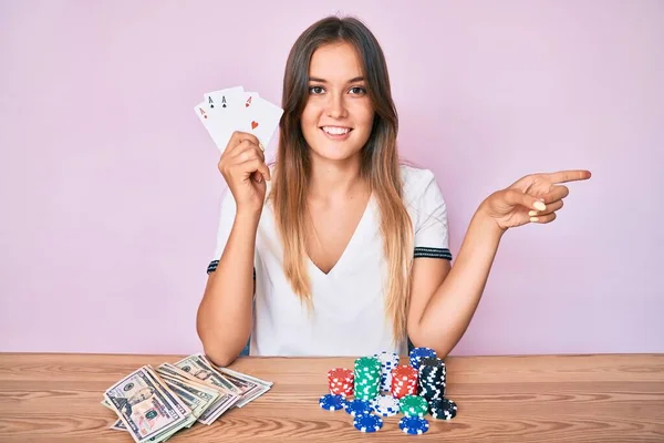 Красивая Белая Женщина Играет Покер Держа Карты Улыбаясь Счастливо Указывая — стоковое фото
