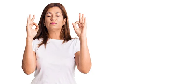 Middelbare Leeftijd Latijn Vrouw Draagt Casual Witte Tshirt Ontspannen Glimlachend — Stockfoto