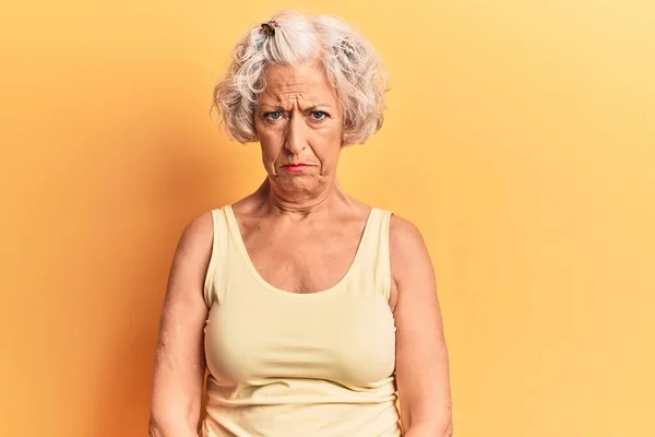 Starsza Siwowłosa Kobieta Luźnych Ubraniach Przygnębiona Martwiąca Się Cierpienie Płacząca — Zdjęcie stockowe