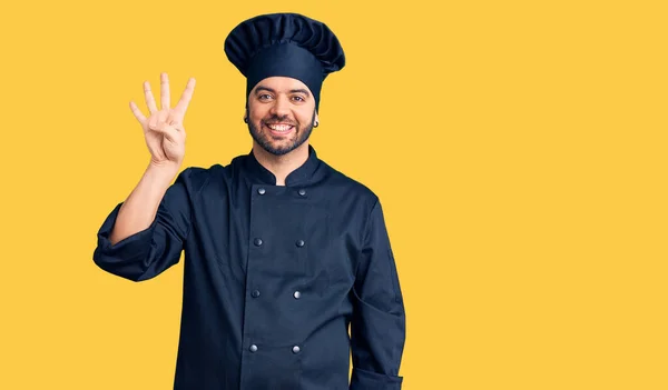 Pişirme Üniforması Giyen Spanyol Genç Adam Gülümseyerek Kendinden Emin Mutlu — Stok fotoğraf