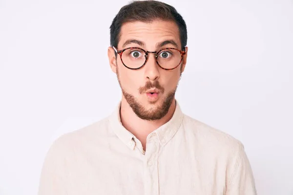 Gündelik Kıyafet Gözlük Takan Genç Yakışıklı Bir Adam Şaşırmak Için — Stok fotoğraf