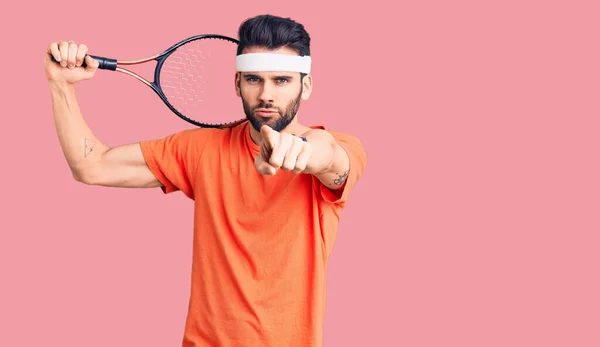 Junger Gutaussehender Mann Mit Bart Spielt Tennis Und Zeigt Mit — Stockfoto