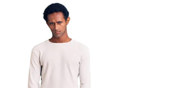 스웨터를 아프리카잘생긴 남자는 문제때문에 회의적 표정을 부정적 — 스톡 사진