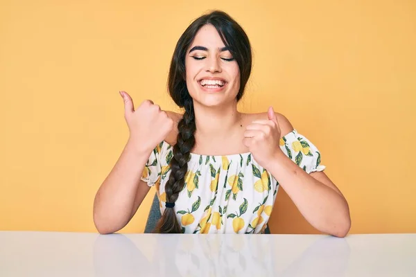 Brunette Tiener Meisje Dragen Casual Kleding Zitten Tafel Erg Blij — Stockfoto