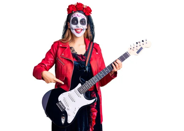 Žena Den Mrtvého Kostýmu Hrající Elektrickou Kytaru Úsměvem Ukazující Rukou — Stock fotografie