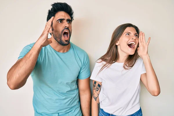 Bela Jovem Casal Namorado Namorada Juntos Gritando Gritando Alto Para — Fotografia de Stock