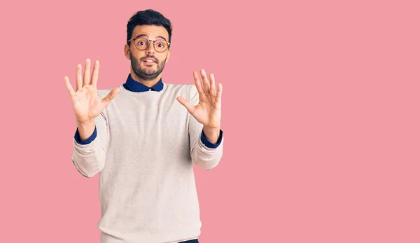 Jeune Homme Hispanique Beau Portant Des Vêtements Élégants Des Lunettes — Photo