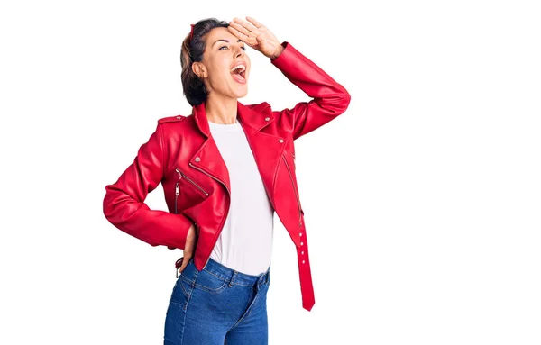 Jonge Mooie Vrouw Draagt Rode Leren Jas Erg Blij Glimlachend — Stockfoto