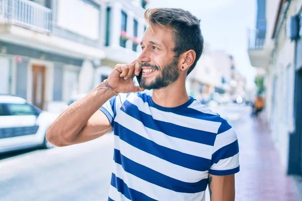 Snygg Kaukasisk Man Med Skägg Leende Glad Utomhus Talar Telefon — Stockfoto