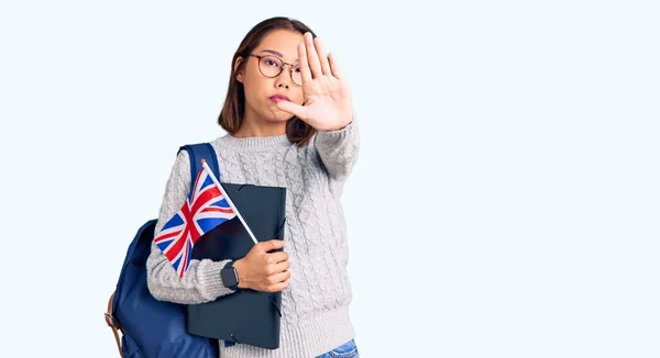 Młoda Piękna Chińska Dziewczyna Nosi Plecak Studentów Trzymając Segregator Flagi — Zdjęcie stockowe
