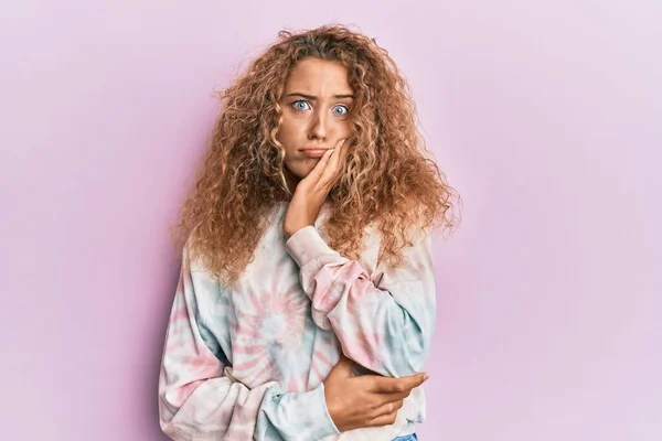 Hermosa Chica Adolescente Caucásica Usando Sudadera Tinte Corbata Casual Pensando — Foto de Stock