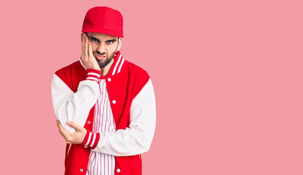 Jovem Homem Bonito Com Barba Vestindo Jaqueta Beisebol Boné Pensando — Fotografia de Stock