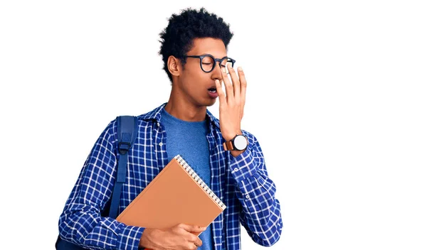 Ung Afrikansk Amerikan Man Bär Student Ryggsäck Hålla Bok Uttråkad — Stockfoto