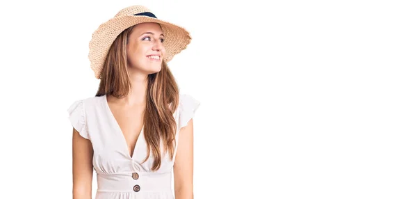 Genç Sarışın Yaz Elbisesi Şapkası Giyen Yüzünde Gülümsemeyle Yan Yana — Stok fotoğraf