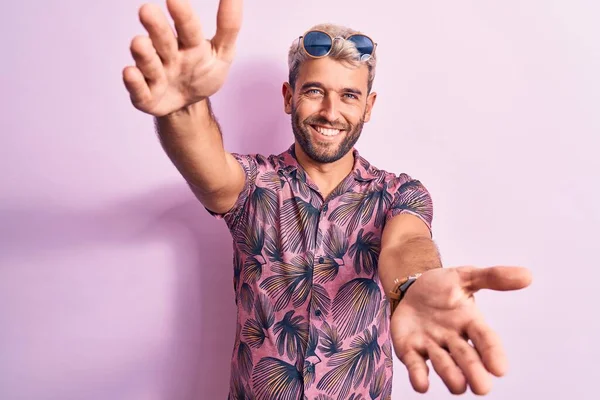 Hombre Guapo Rubio Vacaciones Con Camisa Casual Gafas Sol Sobre —  Fotos de Stock