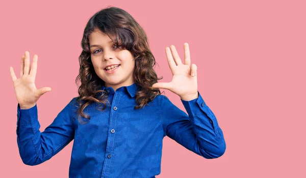 Nettes Kind Mit Langen Haaren Trägt Lässige Kleidung Und Zeigt — Stockfoto