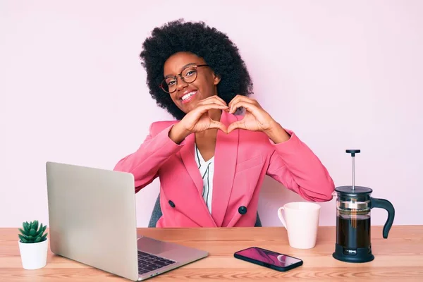 Mujer Afroamericana Joven Que Trabaja Escritorio Usando Computadora Portátil Sonriendo —  Fotos de Stock