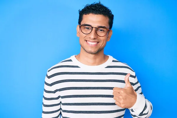 Joven Hombre Hispano Guapo Usando Suéter Casual Gafas Sonriendo Feliz — Foto de Stock