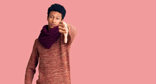 Νεαρός Αφροαμερικάνος Που Φοράει Χειμωνιάτικο Πουλόβερ Και Μαντήλι Δείχνει Δυστυχισμένος — Φωτογραφία Αρχείου