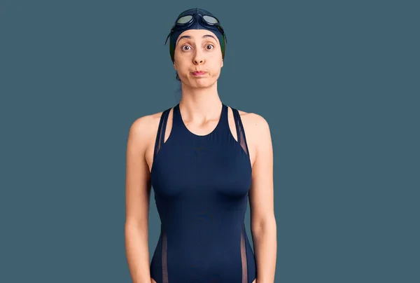 Jonge Mooie Latijns Amerikaanse Vrouw Draagt Zwemkleding Een Badmuts Haar — Stockfoto