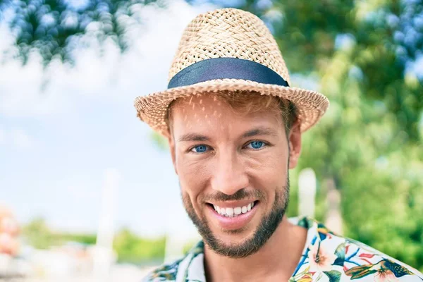 Knappe Blanke Man Met Zomerhoed Bloemenhemd Glimlachend Gelukkig Buiten — Stockfoto