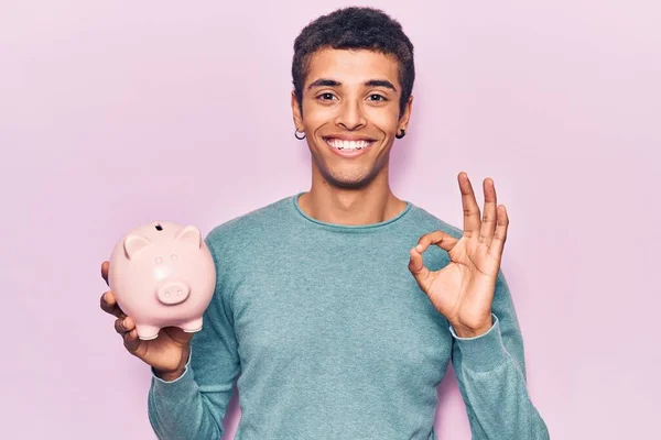 Jonge Afrikaans Amerikaanse Man Houdt Spaarvarken Bank Doet Teken Met — Stockfoto