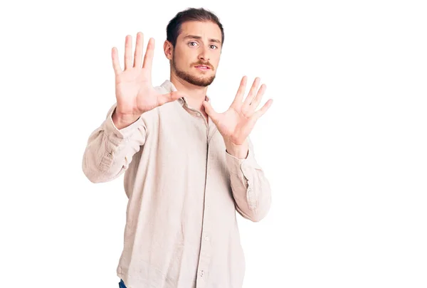 Homem Branco Bonito Jovem Vestindo Roupas Casuais Com Medo Aterrorizado — Fotografia de Stock