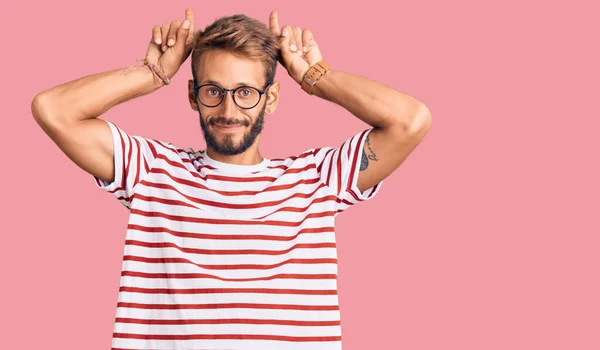 Beau Homme Blond Avec Barbe Portant Des Vêtements Décontractés Des — Photo