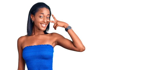 Mladá Afrikánská Američanka Letním Oblečení Dělá Mírový Symbol Prsty Přes — Stock fotografie
