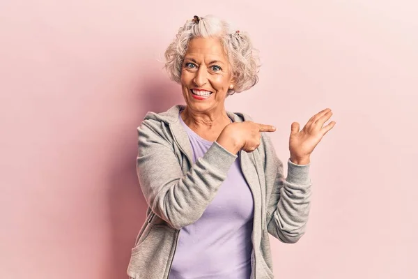 Senior Mujer Pelo Gris Con Ropa Deportiva Casual Asombrado Sonriendo — Foto de Stock