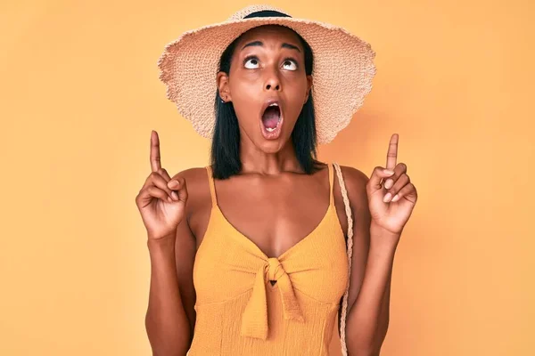 Jovem Afro Americana Usando Chapéu Verão Surpreso Surpreso Olhando Para — Fotografia de Stock