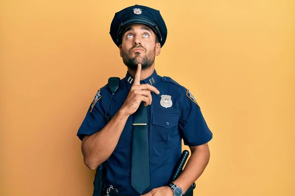 Hezký Hispánec Policejní Uniformě Myšlení Soustředěné Pochybnosti Prstem Bradě Vzhlíží — Stock fotografie