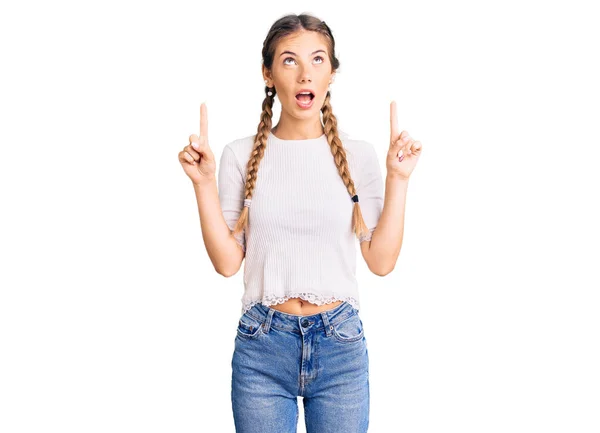 Schöne Kaukasische Frau Mit Blonden Haaren Zöpfen Und Weißem Shirt — Stockfoto